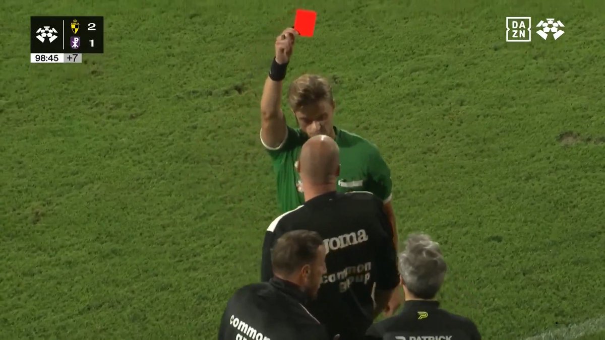 🔴 | Een uitzinnige Stijn Stijnen krijgt rood en moet naar de tribune! ❌ #LIEPAT