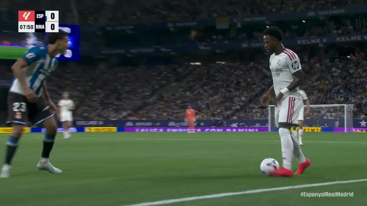 ¿SABÍAS ESTE AMAGUE? Atención a cómo lleva la pelota de pie a pie Vinicius...