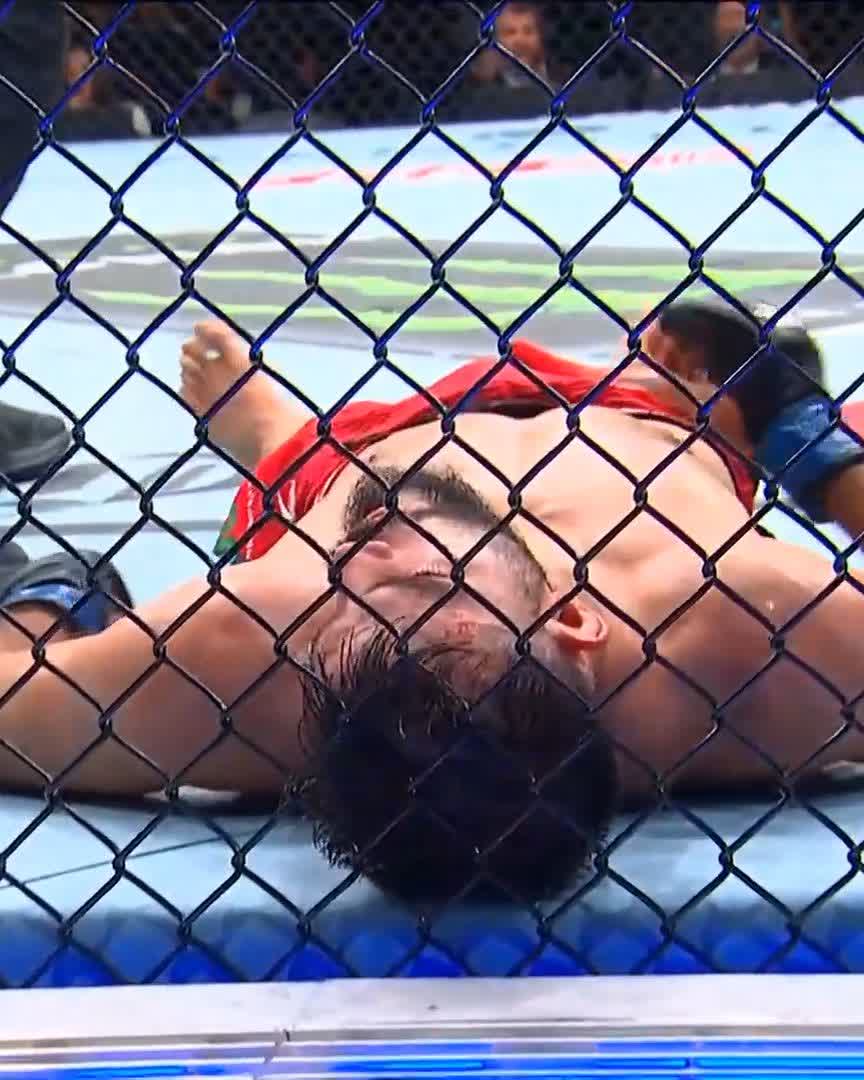 BUZZER BEATER 🚨 @ChrisWarTaco earns the Technical Submission victory in the last seconds of RD3! [ #UFCSacramento is LIVE NOW on @ParamountPlus ]