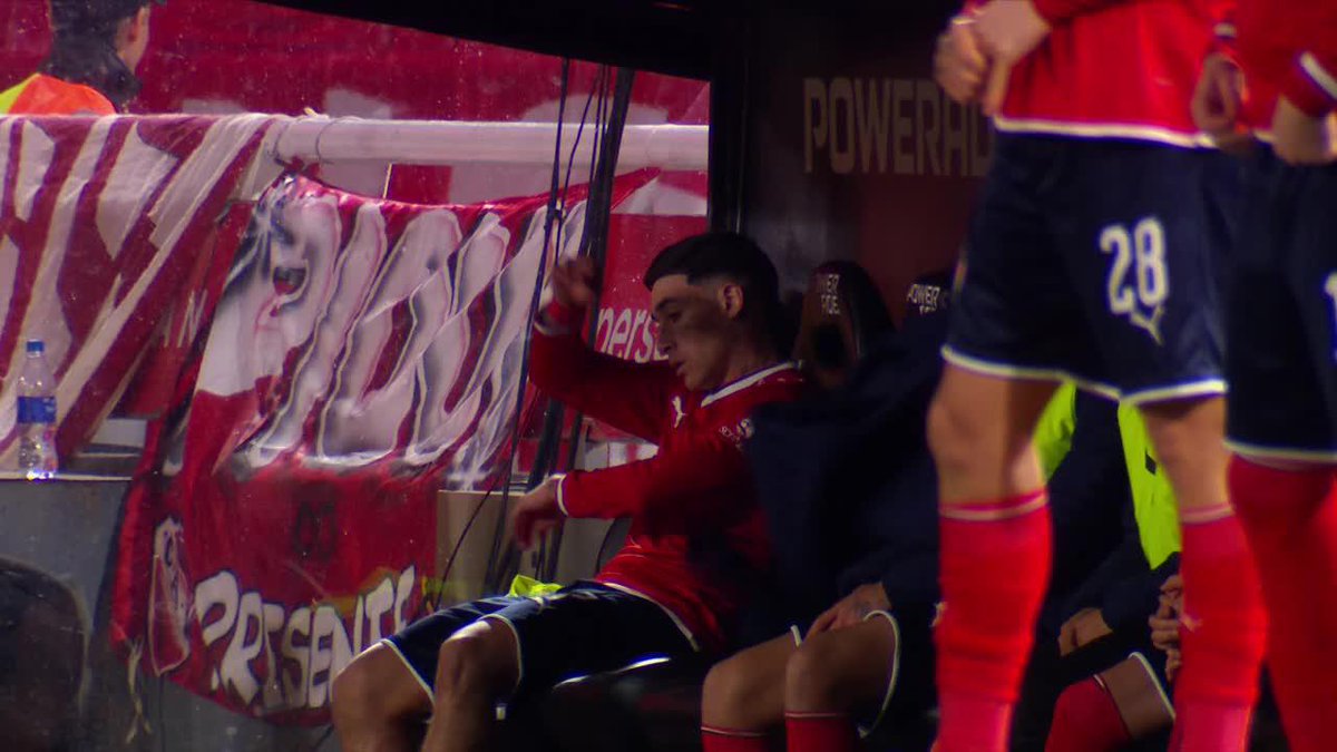 Con Independiente empatando 0-0 ante Ind. Rivadavia, Santi Montiel fue reemplazado a los 71' por Jadson Viera y EXPLOTÓ en el banco de suplentes revoleando una campera.