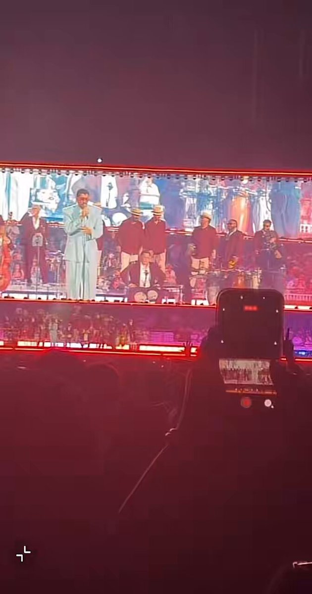 MEU DEUS! Bad Bunny apresentando “EL CLúB” versão salsa pela primeira vez na “DeBÍ TiRAR MáS FOToS World Tour” em Porto Rico 🇵🇷