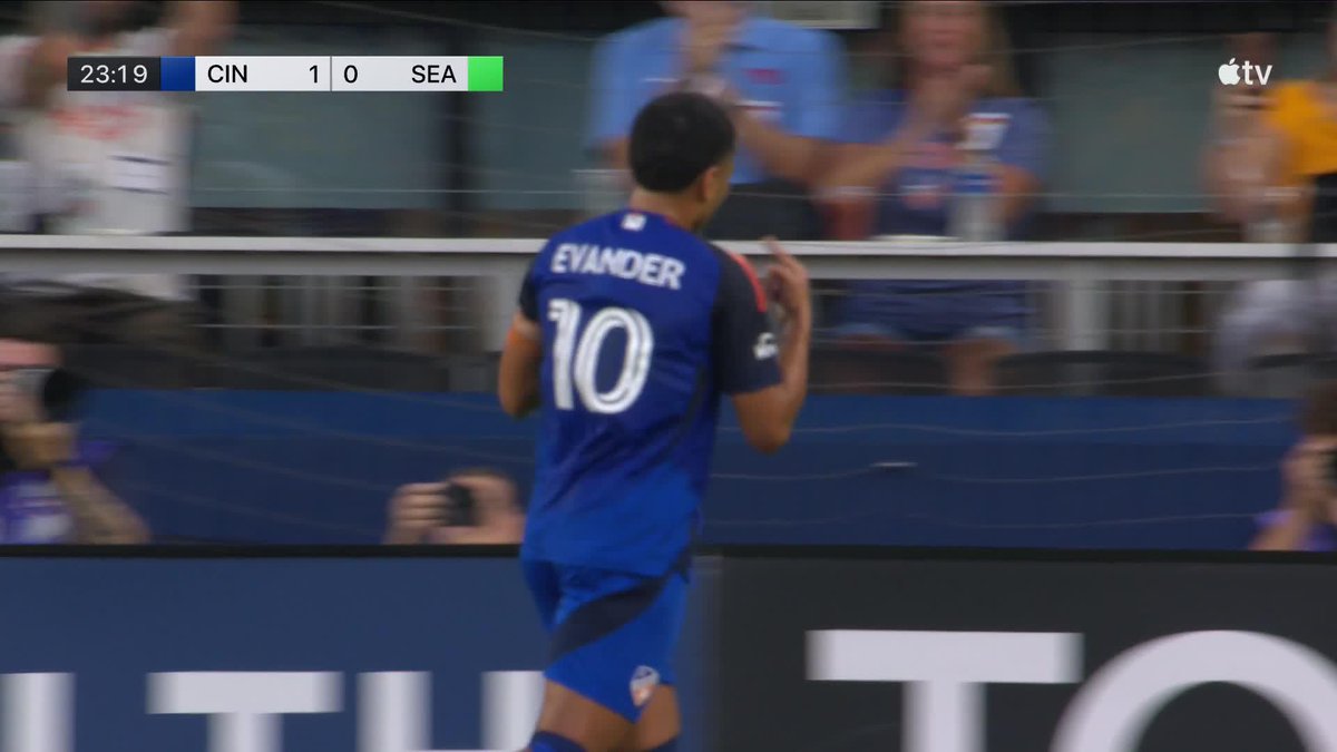 🇧🇷 Nem só de golaços de fora da área vive Evander! Mais um gol para o camisa 10 brasileiro do Cincinnati. São 15 gols e 12 assistências em 26 jogos no ano. O melhor meia da liga.