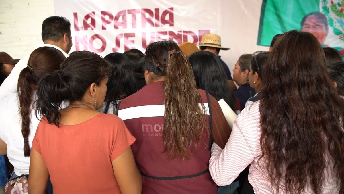 Cuando preguntar se convierte en una amenaza para Hades Aguilar En Salamanca ya no sólo hay grupos políticos disputándose el poder; ahora también hay operadores dedicados a bloquear preguntas. Durante una asamblea de MORENA realizada en la comunidad Zapote de Palomas intentamos entrevistar a la diputada Hades Aguilar Castillo, aspirante a la alcaldía. No hubo oportunidad. Cada vez que buscábamos acercarnos, un grupo de personas se coordinaba para rodearla y cerrar cualquier acceso. El video es elocuente: un semicírculo humano que aparecía puntualmente entre la legisladora y nosotros, como si una entrevista fuera una amenaza que debía ser contenida. La escena es absurda y preocupante. Quienes presumen apertura, cercanía con la gente y compromiso con la transformación terminaron impidiendo el ejercicio más básico del periodismo: hacer preguntas…
