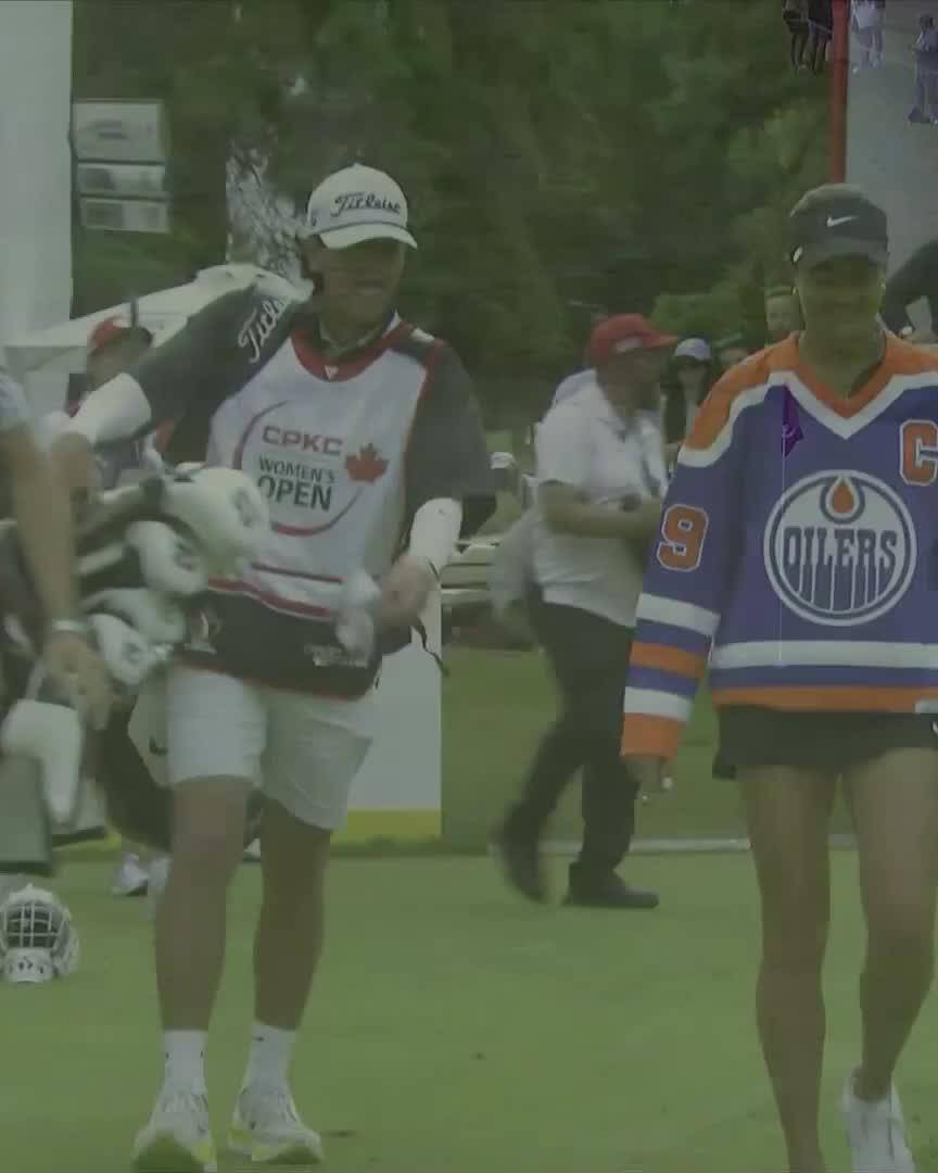 Let's go Edmonton Oilers! Kiara Romero is rocking the retro Wayne Gretzky jersey on The Rink 🏒