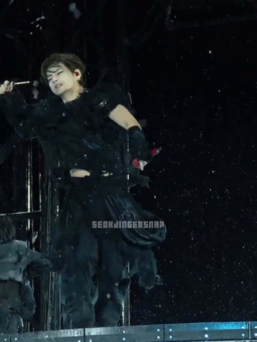 LOOK AT TAEHYUNG HITTING THOSE MOVES WHILE DRENCHED IN THE RAIN OH MY GOD