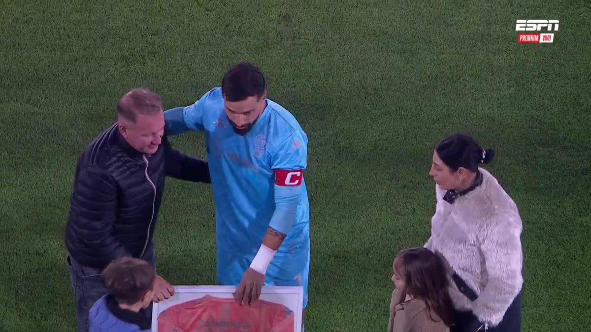 👏¡UN GRAN RECONOCIMIENTO PARA EL MUNDIALISTA! Previo al duelo ante Riestra, 🇪🇨 Hernán Galíndez vivió un momento especial al recibir un obsequio por cumplir 100 partidos con Huracán. ▶️ Mira nuestros partidos de la 🇦🇷 #LigaProfesional en el Plan Premium de #DisneyPlus