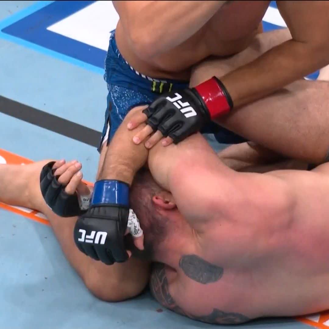 🚨𝗝𝗨𝗦𝗧 𝗜𝗡: RDR DESTROY ROMAN DOLIDZE WITH GROUND AND POUND 🤯‼️ FIRST ROUND FINISH.. WELCOME TO LIGHT HEAVYWEIGHT 🔥‼️ LHW RDR WILL BE SCARY WORK 🥶 #UFCSACRAMENTO