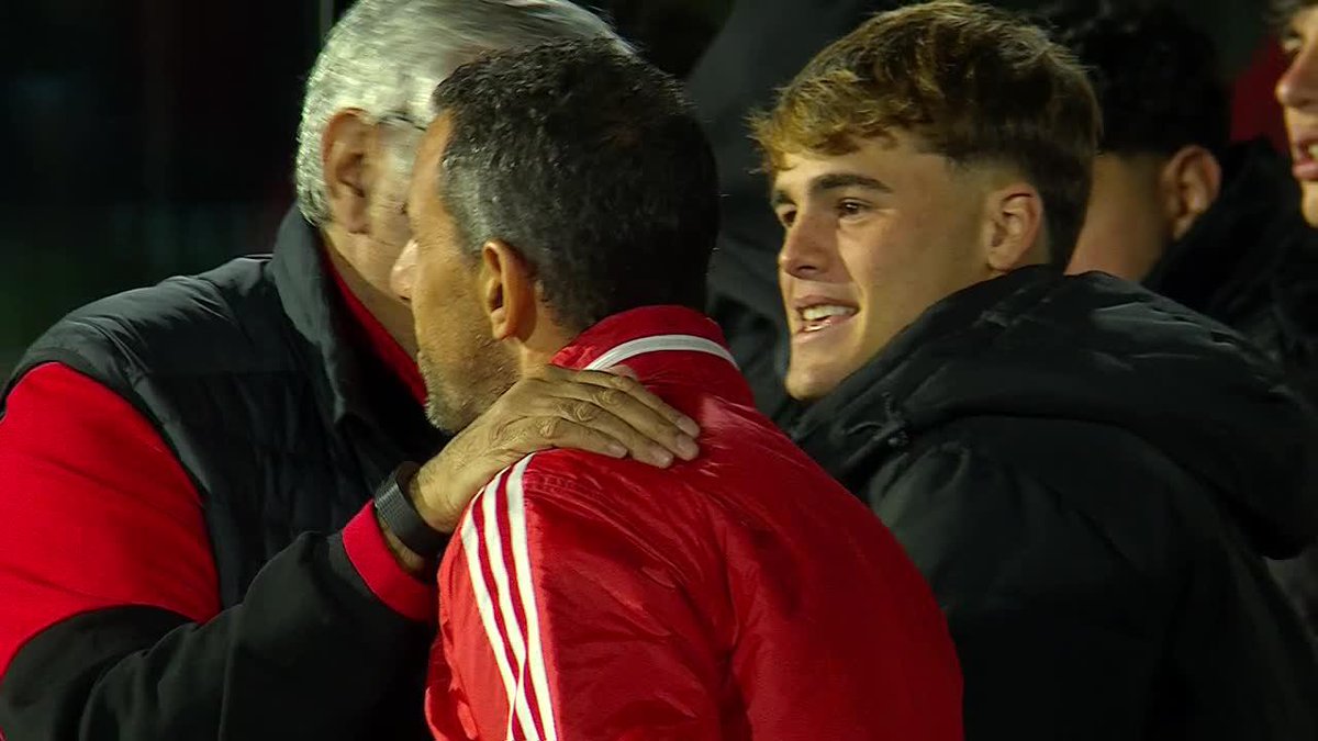 ASÍ SE MIRA A UNO DE TUS ÍDOLOS LEPROSOS. Mateo Silvetti, lesionado en el hombro izquierdo, fue a ver a su querido Newell's mientras el Inter Miami (su equipo actual) jugaba ante Toronto FC por la #MLS y protagonizó una escena imperdible con la Fiera Rodríguez.