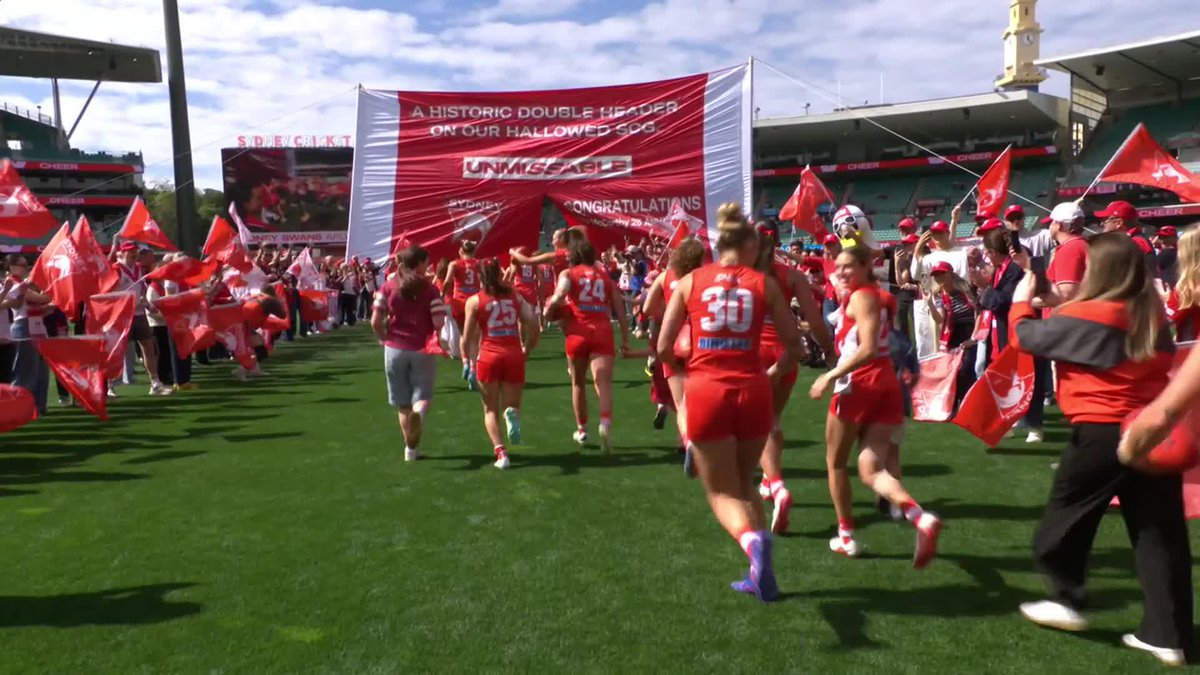 The Swans run out onto the SCG in a see of red and white 🔴⚪️ #AFLWSwansDons