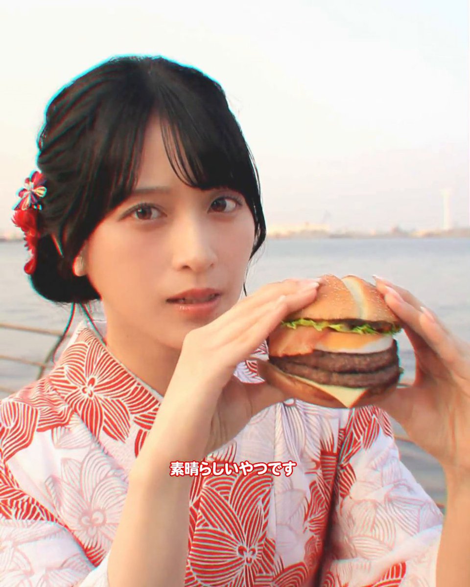 今しか売ってない大きすぎサムライマック®の食レポに挑戦する佐々木舞香さん