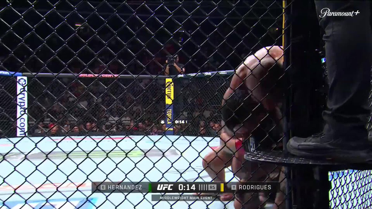 An absolute WAR in the main event ⚔️ We head to the scorecards! [ #UFCSacramento | LIVE on @ParamountPlus ]