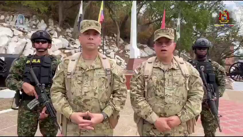 #EsNoticia | En las últimas semanas, tropas de la #DécimaBrigada de Primera División del Ejército Nacional, lograron la captura de tres presuntos integrantes del Clan del Golfo en los municipios de Agustín Codazzi y San Diego, #Cesar. ​Entre los detenidos se encuentra alias Piñeres, presunto segundo cabecilla de la subestructura Ferney Antonio López Polo. Según inteligencia militar, este sujeto sería responsable del manejo de rentas criminales derivadas de la extorsión, el narcotráfico y homicidios selectivos en la región. ​De igual forma, en operaciones contra el ELN se logró la captura de tres de sus miembros, la neutralización de cuatro más en combate y la desmovilización de alias Barbas, presunto cabecilla de esta organización. Estos resultados permitieron la desarticulación de la compañía Yulitza, afectando de manera directa sus fuentes de financiación y accionar en el sur del Cesar. #ContundenciaOperacional