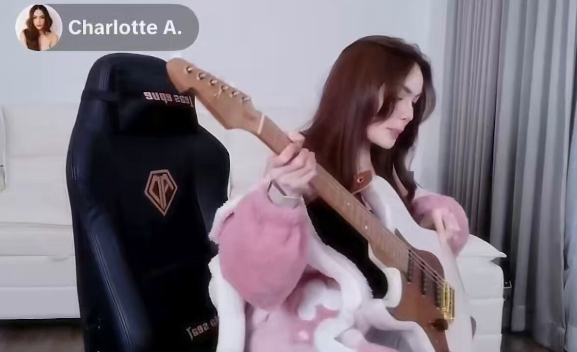 MARCAAAAAAAAAA, AONDE VOU TE VEEEEER QUEM SABE NO MESMO LUGAR, AONDE A GENTE IA SEMPRE SE AMAAAAR....CHORA NÃO CHARLOTTE ELA VOLTAAAAAA