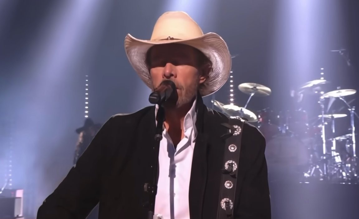 Toby Keith’s Heartbreaking “Don’t Let the Old Man In” at the 2023 People’s Choice Country Awards — Wife Weeps in Audience, He Died Less Than a Year Later! 🙏🏻