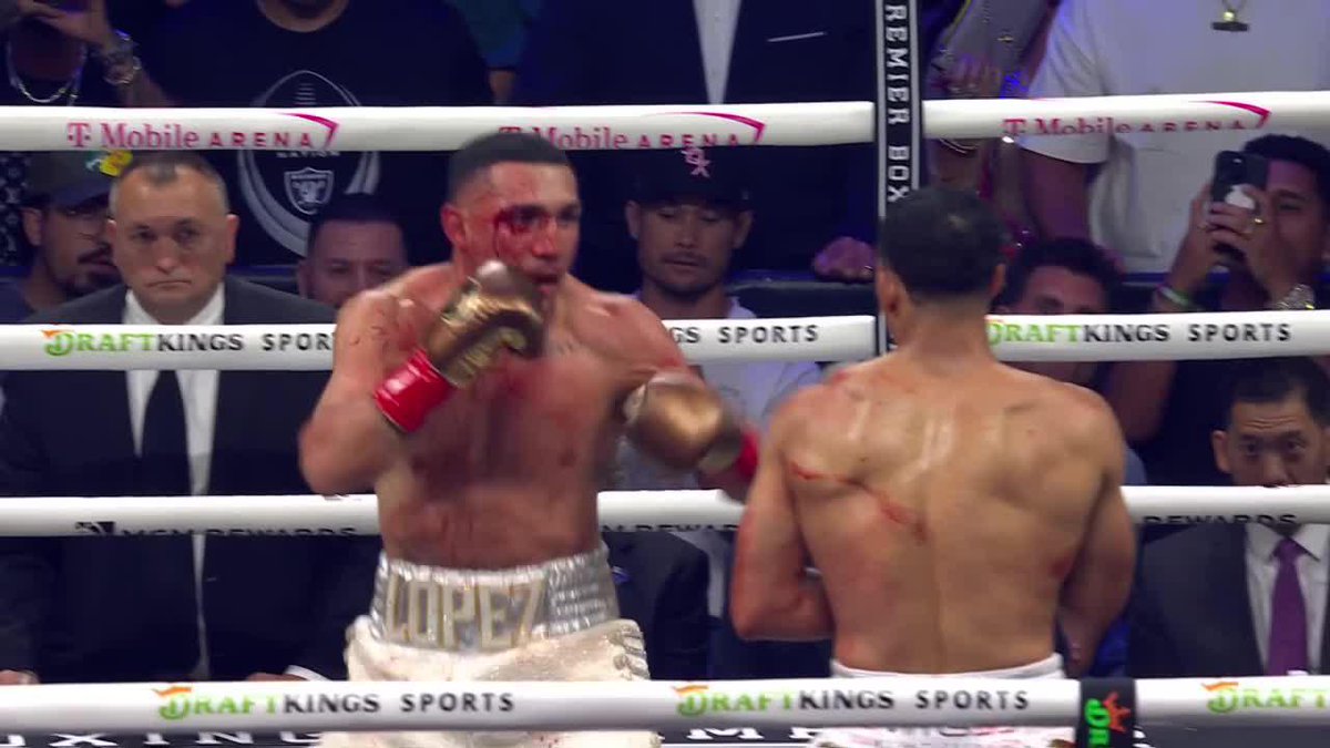 Rolly Romero atacó y cortó a Teofimo... Tremendo corte en la ceja de Lopez. Disfruta por #RomeroLopez por ESPN Knockout y #DisneyPlus