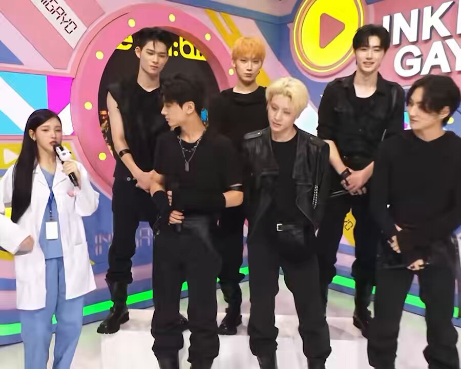 전완근 좀 보여달라니까 당황함ㅋㅋㅋㅋㅋㅋㅋㅋ 옆에서 전완근이 없는데요?? 아