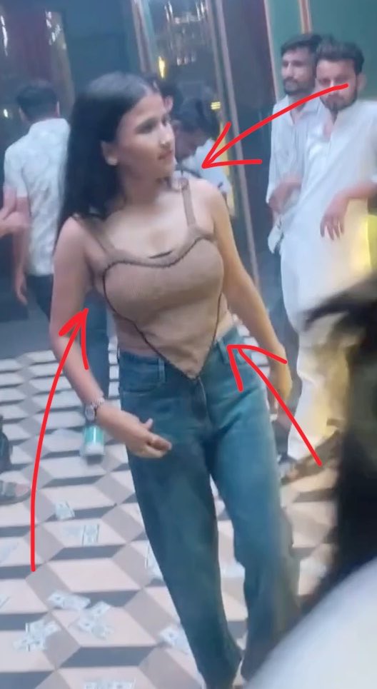 कल रात बार में पहुँचे कुछ प्यार के जोड़े और कुछ अपने ब्रेकअप में हुए हताश लड़के… गेट पर ही 3000 Entry फीस देकर आधा दर्द तो तभी समाप्त हो जाता है जब जेब से मोटी रकम वसूली जाती है… बड़े बड़े बियर् स की बो तल और Cigar ate धुआँ निकाल रहे लड़के लड़कियों की शामत तब आ गई जब कुछ लड़कियों के घर वालों ने अचानक से BAR में ही सरप्राइज दे दिया… मम्मी ने जैसे ही उस BAR में एंट्री की पापा की परी का नशा दूर हो गया और चप्पलों से कु टाई की शुरुआत हुई… उस लड़की का बॉयफ्रेंड अपनी गर्लफ्रेंड को बचाने की बजाय अपनी इज्जत छुपाने के लिए डीजे डिपार्टमेंट में छुप गया… आख़िर सही थे तो छुप क्यों गया था मम्मी का मगरमच्छ सामने आकर बचाव करता… खैर आजकल 70 प्रतिशत एंजॉय कर रहे आप कैसे देखते हो इसको…