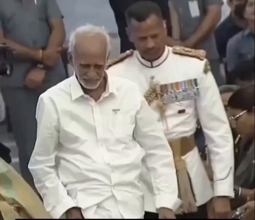35 ஆண்டுகளாக தனது சம்பளத்தை முழுவதுமாக ஏழை மற்றும் அனாதை குழந்தைகளுக்காக வழங்கியவர் . பிறருக்காகவே வாழ்ந்த பாலம் கல்யாணசுந்தரம் அவர்களின் வாழ்க்கை உண்மையிலேயே நெகிழ வைக்கிறது 🙏 பணம் அதிகம் இருப்பவன் பணக்காரன் அல்ல , பிறருக்கு கொடுக்க மனம் இருப்பவனே உண்மையான பணக்காரன் ❤️