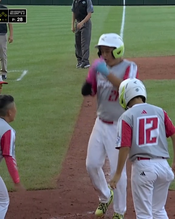 Japón avanza tras vencer 10-1 a República Dominicana. 🇯🇵 Tensei Yasawa conectó dos jonrones clave de la victoria. #LLWS