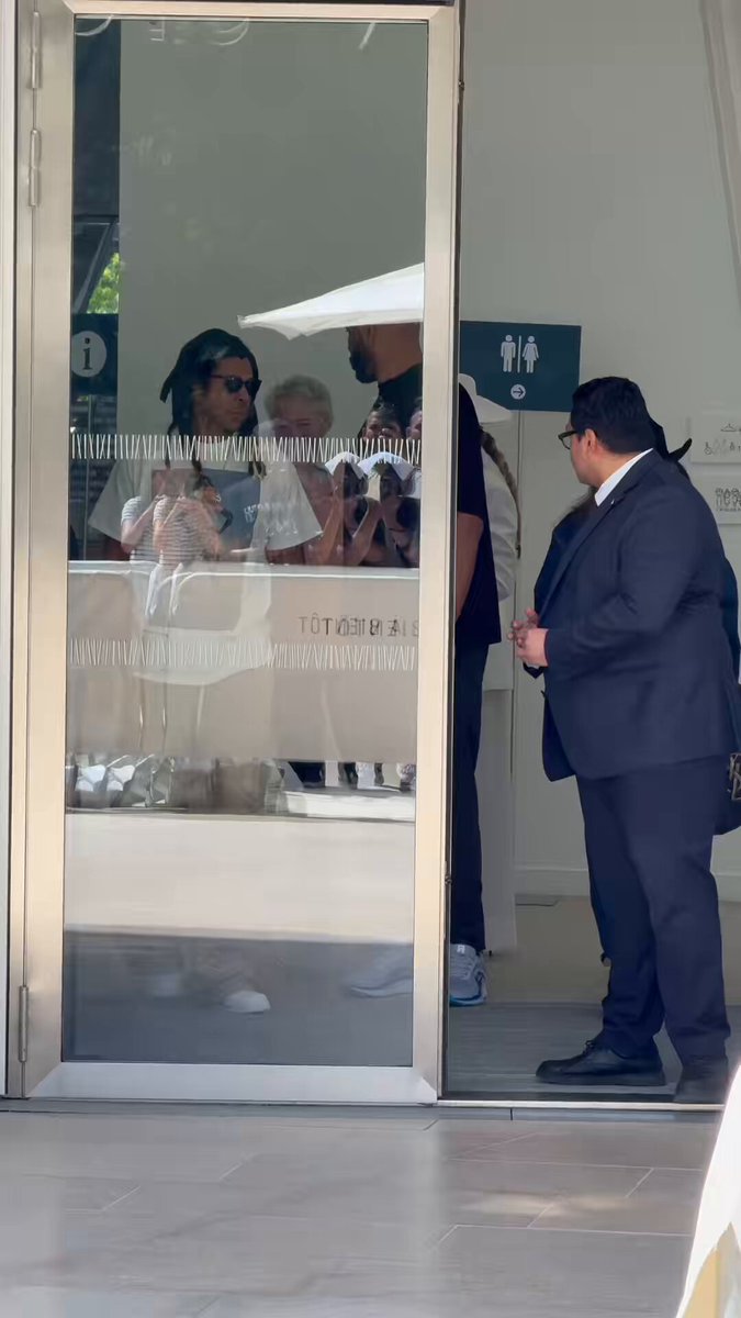 Beyoncé keeps her head down and hides her face under her hat when she notices the cameras, while Jay-Z doesn’t even try to hide. He really doesn’t care, which always makes me laugh. The way Jay-Z smirked when he heard “Act III” is on the way 😂😂😂
