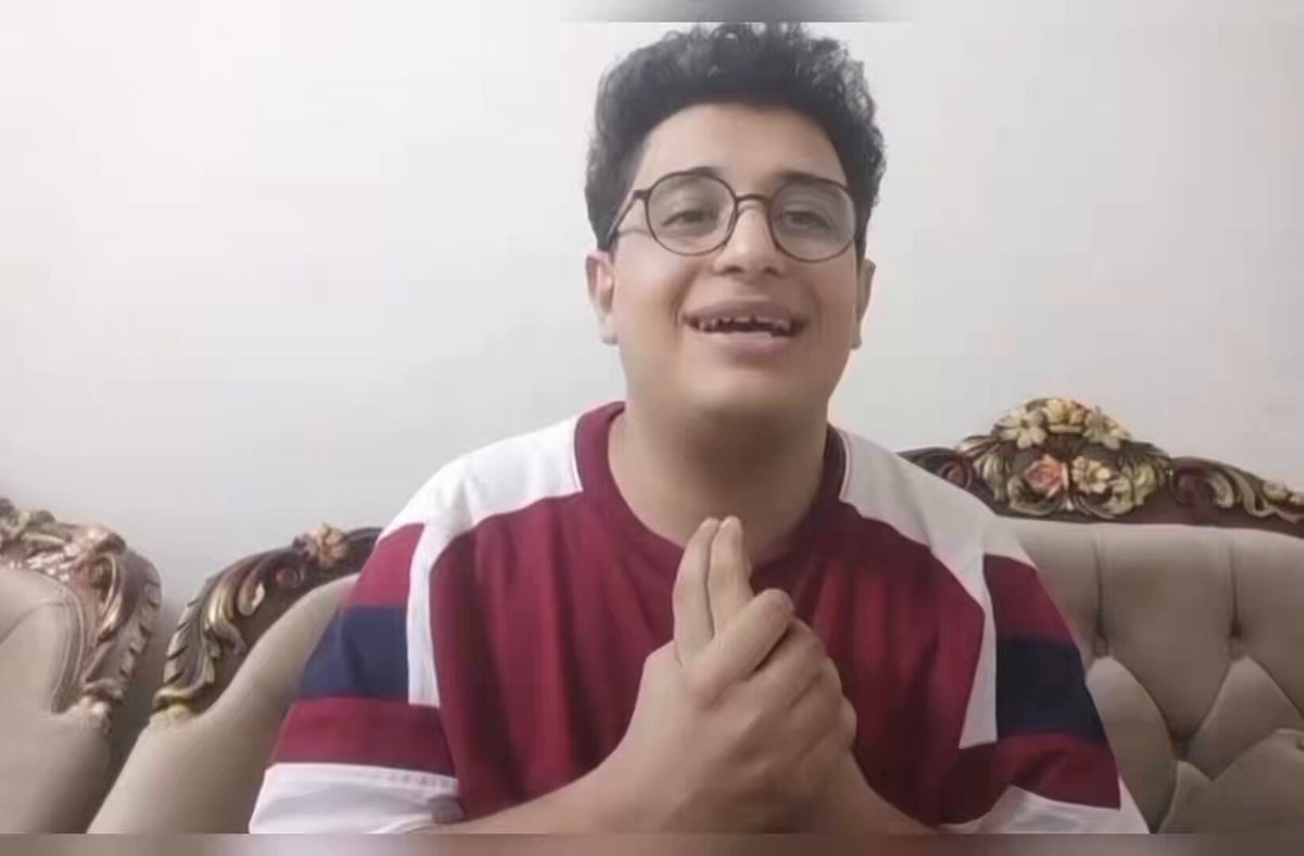 طالب ثانوي في مدارس STEM للمتفوقين حصل على 97.6%… ومع ذلك بيستغيث برئيس الجمهورية لأنه مش عارف هيقدر يدخل الجامعة اللي بيحلم بيها ولا لأ! خلينا الأول نعرف يعني إيه مدارس STEM؟ دي مدارس أنشأتها الدولة لرعاية الطلاب المتفوقين والموهوبين في العلوم والرياضيات والتكنولوجيا والهندسة، وبتوفر لهم تعليم مختلف قائم على البحث والمشروعات والتفكير العلمي. يعني الدولة نفسها بتستثمر في النوع ده من الطلاب باعتبارهم جزء من مستقبل مصر. فهل منطقي إن طالب اتعب واجتهد ووصل لـ97.6%، وبعد كل ده يلاقي نفسه مش قادر يختار الجامعة اللي تناسب مجموعه وتخصصه بسبب التوزيع الجغرافي؟ طيب يعني إيه التوزيع الجغرافي؟ ببساطة، قواعد التنسيق بتقسم الجمهورية لمناطق جغرافية، والطالب في بعض الحالات بيكون مُلزم يختار من جامعات داخل النطاق الجغرافي المحدد له قبل ما يقدر ينتقل لمرحلة تانية من الاختيارات. الفكرة في الأصل تنظيم أعداد الطلاب وتوزيعهم على الجامعات، لكن السؤال هنا: هل ينفع نفس القواعد تتطبق بنفس الشكل على طالب من مدارس المتفوقين STEM؟ طالب الدولة أنفقت عليه ووفرت له نظام تعليمي مخصوص، وطالب حقق مجموع 97.6%، المفروض يكون عنده فرصة حقيقية إنه يلتحق بالتخصص والجامعة اللي تتناسب مع تفوقه وطموحه، مش إن موقع سكنه يبقى هو العامل اللي يحدد له مستقبله. إحنا مش بنتكلم عن طالب عايز يتجاوز قواعد التنسيق أو ياخد مكان طالب تاني. إحنا بنتكلم عن إعادة النظر في آلية التوزيع الجغرافي بالنسبة لطلاب STEM، بحيث ما يتحولش النظام الإداري من وسيلة لتنظيم القبول إلى عائق أمام طالب متفوق. لو الدولة بتقول إن المتفوقين ثروة قومية… يبقى لازم نحافظ على حقهم في أفضل فرصة تعليمية ممكنة. والسؤال هنا مش بس: “الطالب ده هيدخل كلية إيه؟” السؤال الأهم: هل نظامنا التعليمي بيكافئ التفوق فعلًا… ولا أحيانًا بيحط قدام المتفوق نفسه حواجز إدارية؟ 📢 شير… يمكن صوتنا يوصل! الطالب ده مش بيطلب استثناء ولا واسطة… ده طالب من مدارس STEM للمتفوقين، حصل على 97.6%، وكل اللي بيتمناه إنه تكون قدامه فرصة عادلة يختار الجامعة والتخصص اللي يناسب تفوقه وطموحه. علشان كده بطلب من كل حد يشوف البوست ده يعمل شير 🙏 مش علشان نهاجم حد، ولا علشان نحكم على قرار قبل ما نعرف تفاصيله، لكن علشان صوت طالب متفوق يوصل للمسؤولين ويتم النظر في مشكلته. يمكن شير واحد منك يوصل لمسؤول يقدر يساعد، أو يفتح باب لمراجعة المشكلة وحلها. شير كتير… خلّوا صوت الطالب يوصل. 🇪🇬