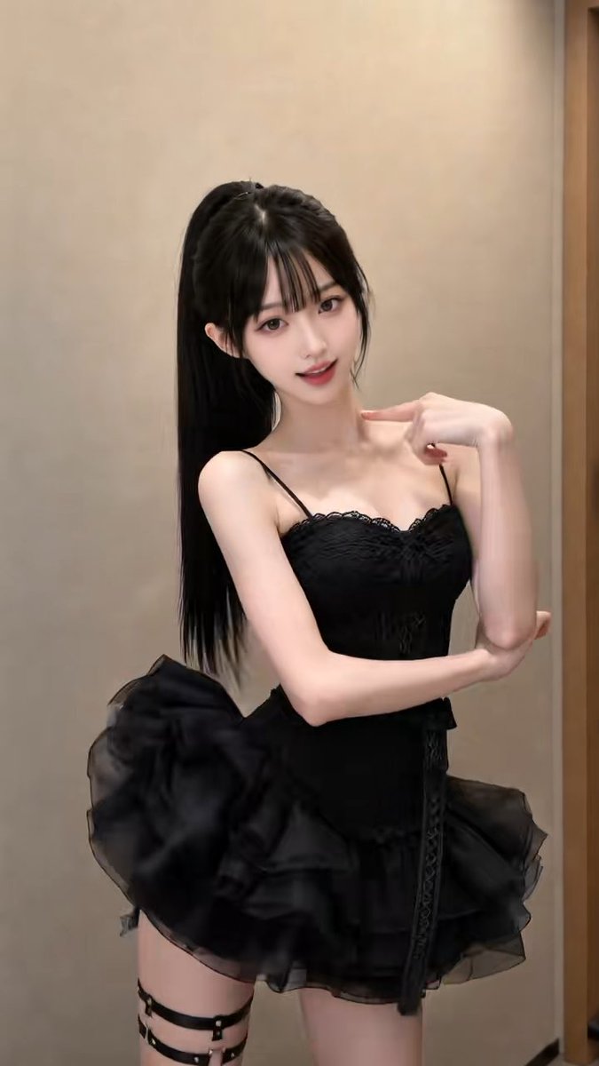 黑色公主裙一穿,优雅是表面,活泼才是藏不住的秘密。🖤✨
