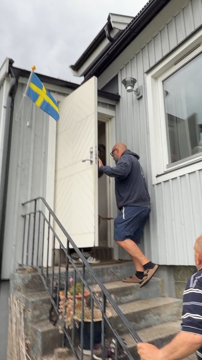 Sara Lesch är enhetschef inom socialtjänsten. På sociala medier skröt hon om att ha rivit ner Sverigedemokraternas valaffischer. Samtidigt sitter hon i styrelsen för Feministiskt initiativ. När jag sökte henne för en kommentar kallade hon direkt på polisen.
