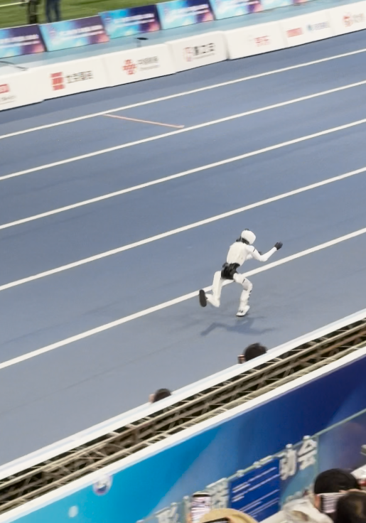 At the 400-m preliminaries of small-size group of the 2nd WHRG, robots sprinted down the track — some adjusting their posture on the run — smoothly clearing the straights and bends before crossing the finish line and coming to a steady stop. #WHRG #WorldHumanoidRobotGames