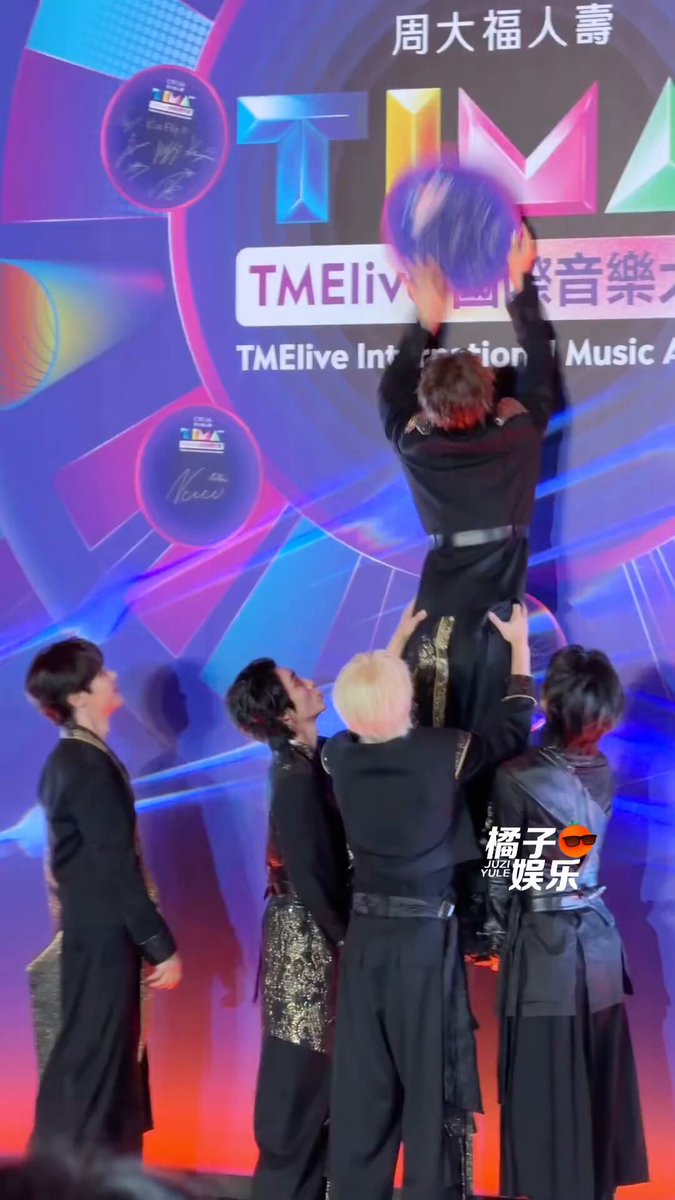 น้องเตนล์เป็นคนติดป้ายลายเซ็นแล้วเด้งขึ้นไปสูงมาก คนดูยังแบบว้าววว