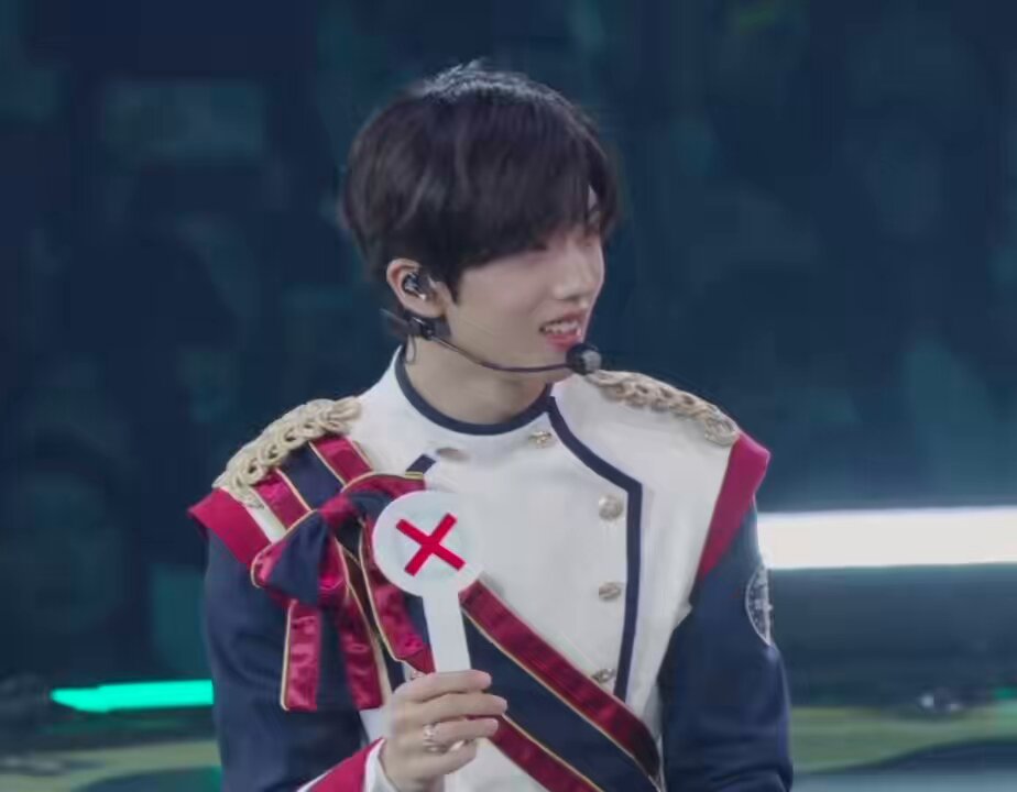 Q: Renjun is the coldest member Jisung trying to speak casually while commenting to keep himself anonymous but renjun IMMEDIATELY recognized him and scolded him for speaking casually to him 😭😭😭
