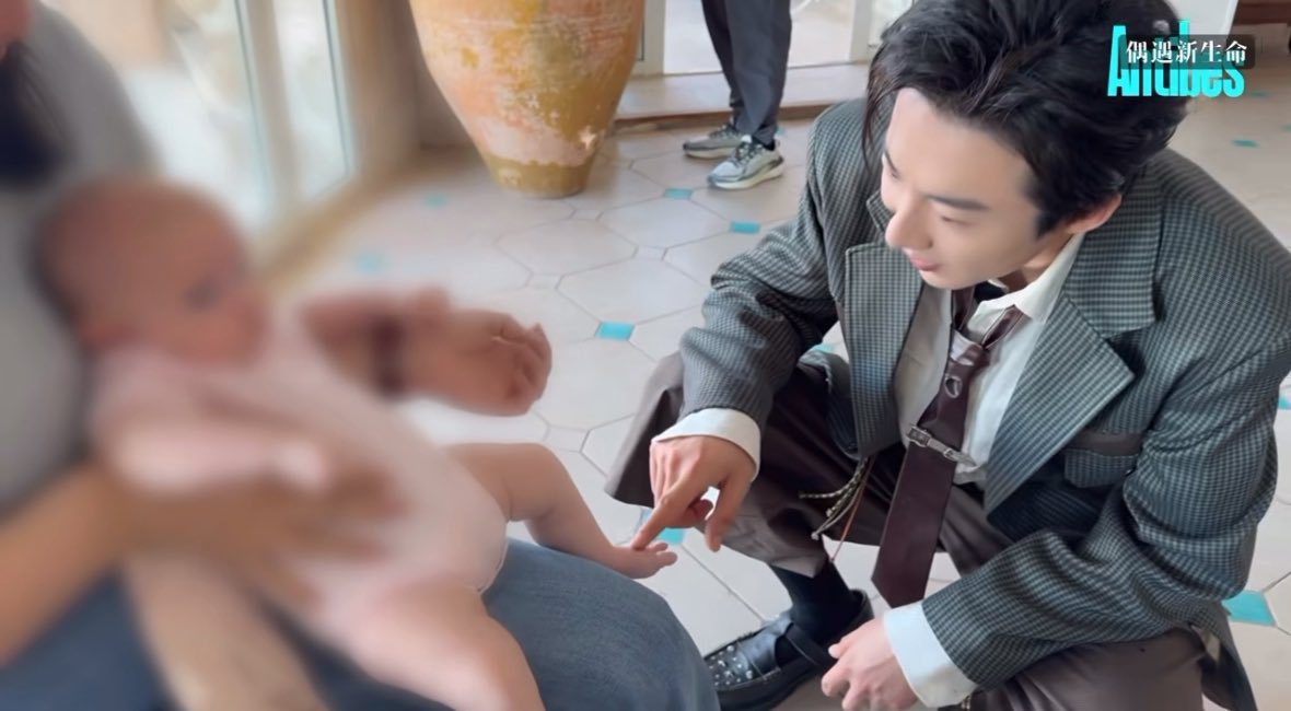 our gege’s such a weak to baby girl 🥹 ; “i don’t dare to hold her. i’ll just touch her, touch her tiny feet” “i have to go. let go, let go, let go~ she isn’t..she just need to grab onto something. it’s her instinct to grab on” #liuyuning
