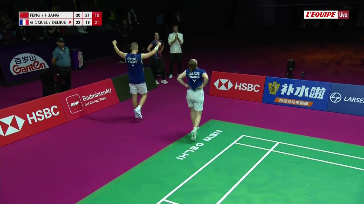 ILS SONT CHAMPIONS DU MONDE ! La paire française Delphine Delrue-Thom Gicquel a battu la paire chinoise numéro 1 mondiale Feng/Huang pour s'offrir l'or aux Championnats du monde #lequipeBADMINTON