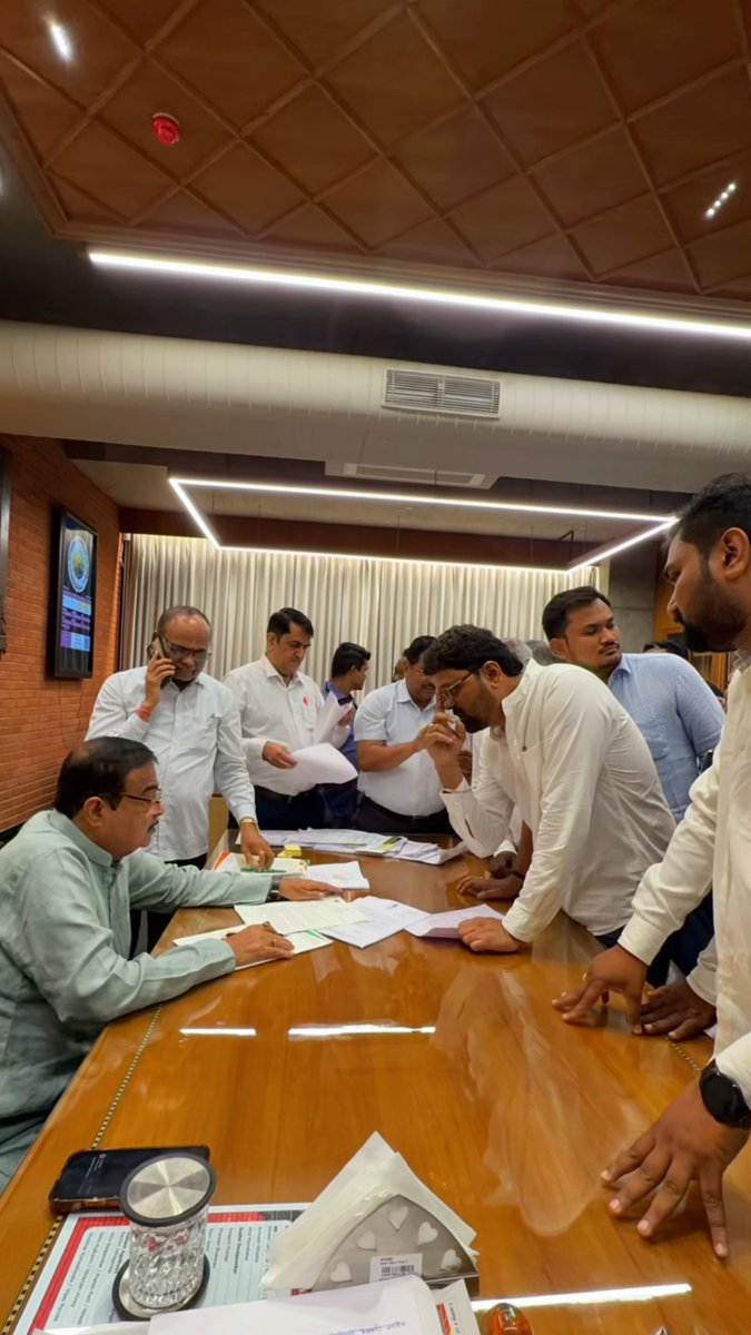 📍जनसंपर्क कार्यालय, महाल, नागपुर 📹 जनसंपर्क रविवार, 23 अगस्त 2026 को आज महाल के जनसंपर्क कार्यालय में आयोजित जनसंपर्क के कुछ क्षण! इस जनसंपर्क के दौरान विभिन्न क्षेत्र से आए नागरिकों की समस्याएं सुनी, समझी और उनके निर्वहन के लिए अधिकारियों को निर्देश दिए। #NitinGadkariJansampark #Nagpur #Jansampark