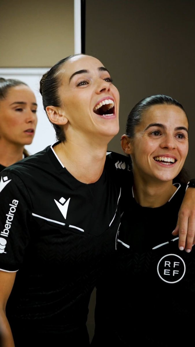 📹 ¡𝗦𝗵𝗵𝗵𝗵, 𝗲𝘀𝘁𝗮𝗺𝗼𝘀 𝗿𝗼𝗱𝗮𝗻𝗱𝗼! 📸 La sesión de 𝗳𝗼𝘁𝗼𝘀 está dando mucho juego… Ahí va un avance en forma de 𝗺𝗮𝗸𝗶𝗻𝗴 𝗼𝗳.