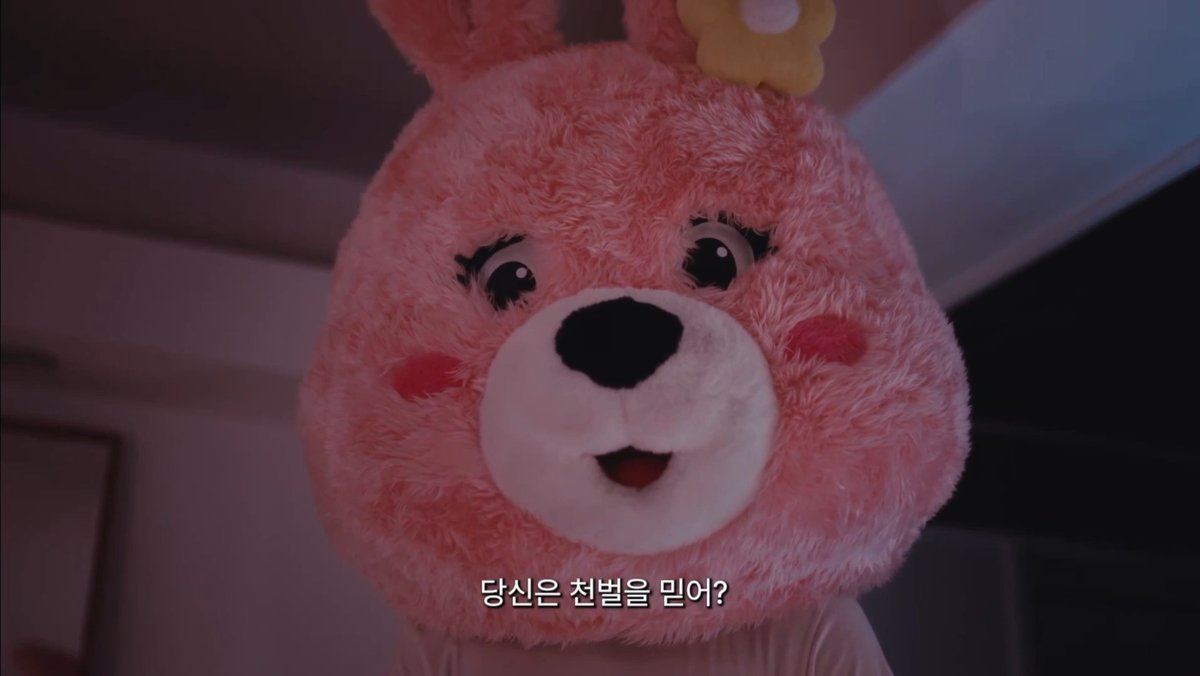 관계 중 선이 눈물을 흘리자 제이의 표정이 묘하게 변하잖아. 선이 단순히 즐기는 게 아니라, 몸은 함께 있어도 마음은 전혀 다른 곳에 있다는 걸 제이가 느낀 순간이 아니었을까 싶어. 그때부터 제이에게 선은 단순한 익명의 상대가 아니라 “대체 이 사람은 누구지?”라는 의문을 남긴 존재가 된 것 같아. 그리고 마지막에 선이 잠시 제이에게 안겨 흐느꼈을 때, 제이가 말없이 살며시 등을 감싸 안아주잖아. 그 순간은 욕망이 아니라, 두 사람 사이에 처음으로 생긴 감정적인 접촉처럼 느껴졌어. 그저 울고 있는 선을 안아준 그 짧은 순간이 오히려 제이에게는 5년 동안 잊지 못할 기억이 된 게 아닐까. 그리고 선은 제이에게 묻지. “당신은 천벌을 믿어?” 나는 이 질문이 선이 오랫동안 자기 자신에게 던지고 있던 질문을 제이에게 대신 물어본 것처럼 느껴져. ‘내가 겪고 있는 이 모든 불행도 내가 저지른 일에 대한 벌일까?’ 그런데 제이는 선의 사정을 전혀 모른 채 “인과응보라면 존재한다고 생각해.”라고 대답해. 여기서 두 사람의 ‘대가’에 대한 생각이 묘하게 엇갈리는 것 같아. 선에게 대가는 ‘죄에 대한 벌’에 가깝고, 제이에게 대가는 ‘행동에 따라 돌아오는 결과’에 가까운 것. 같은 ‘대가’를 말하고 있지만 바라보는 방향은 완전히 다른 거지. 그래서 나는 선이 왜 그런 질문을 했는지 알고 있으니까, 정작 아무것도 모르는 제이의 무심한 대답이 더 아프게 다가오는 장면인 것 같아. 어쩌면 제이는 그날 선의 눈물과 그 질문의 의미를 완전히 이해하지 못했기 때문에, 5년 동안 그날의 토끼 탈을 찾아다니게 된 게 아닐까 싶어. #TOPTAPJarukit #minleethanakorn #ToptapMinlee #PAYBACKTheSeries