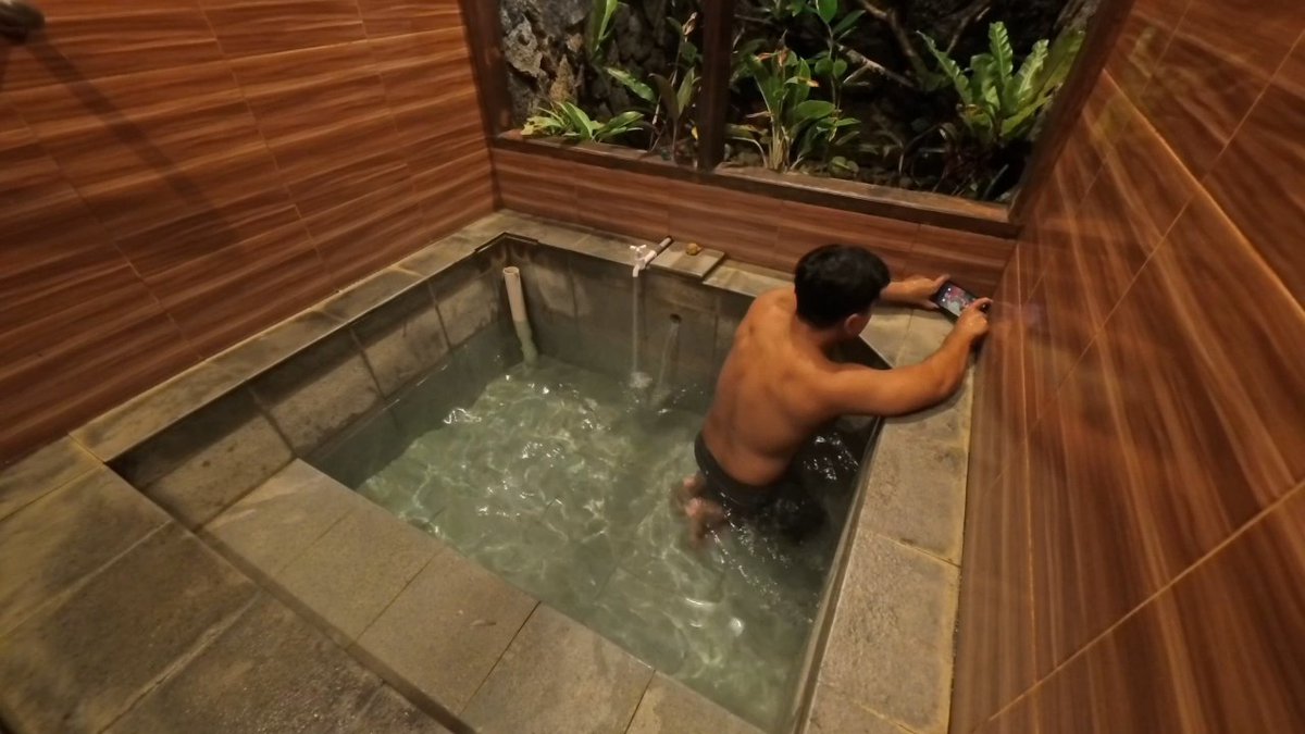 Makanya waktu itu akhirnya nyewa private pool aja 😭 Kalo ga salah sekitar 200-an, tapi menurut gue worth it sih. Bisa berendam santai ga desek-desekan, dan yang paling penting… ga perlu mikir air kolam rame tadi udah kena pipis siapa aja 😭 Kalian tim ramean gapapa atau mending nambah dikit buat private?
