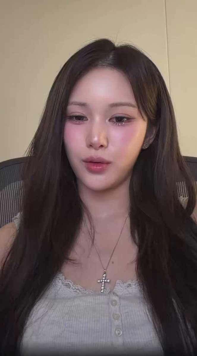 [Mayu says the necklace was a gift from YooYeon] 🐇: This is from Unnie. I met up with her today because we had a lesson. I asked her, “What do you think of this (necklace)?” YooYeon: “Oh? It looks really good on you.” So I thought to myself, “Ah, does Unnie not remember?” I almost felt a bit hurt. Then I asked her, “Unnie, do you remember this?” YooYeon: “Of course, I’m the one who gave it to you.”