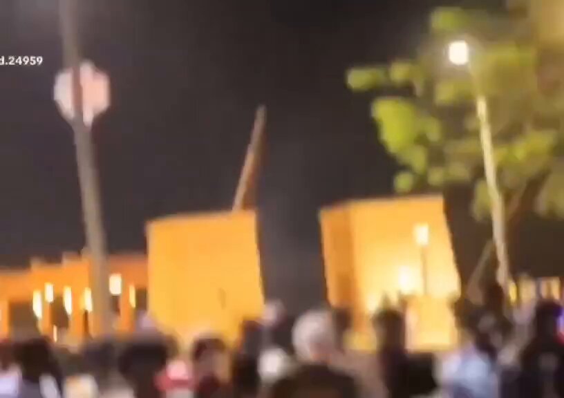 انت متخيل ان شوية عيال دي هربانه من بلدهم وجايين يستعرضوا هنا عندنا وفين في اسوان ع الكورنيش الكورنيش اللي هو اصلا منطقه سياحيه وزارة الداخلية يا ريت بعد اذنكم تشوفوا لنا شرطة اسوان اللي نايمه في المكاتب الدهابه الله ينور واللاجئين الله ينور مش هنصحي غير على كارثه ✋