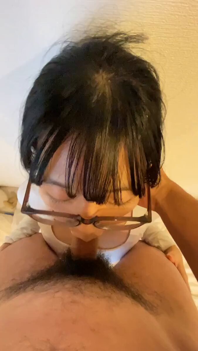 黑发齐刘海戴棕框眼镜，白衣清纯脸埋头认真吞吐，偶尔抬眼对视，手扶着腿 #素人 #眼镜娘 #自拍