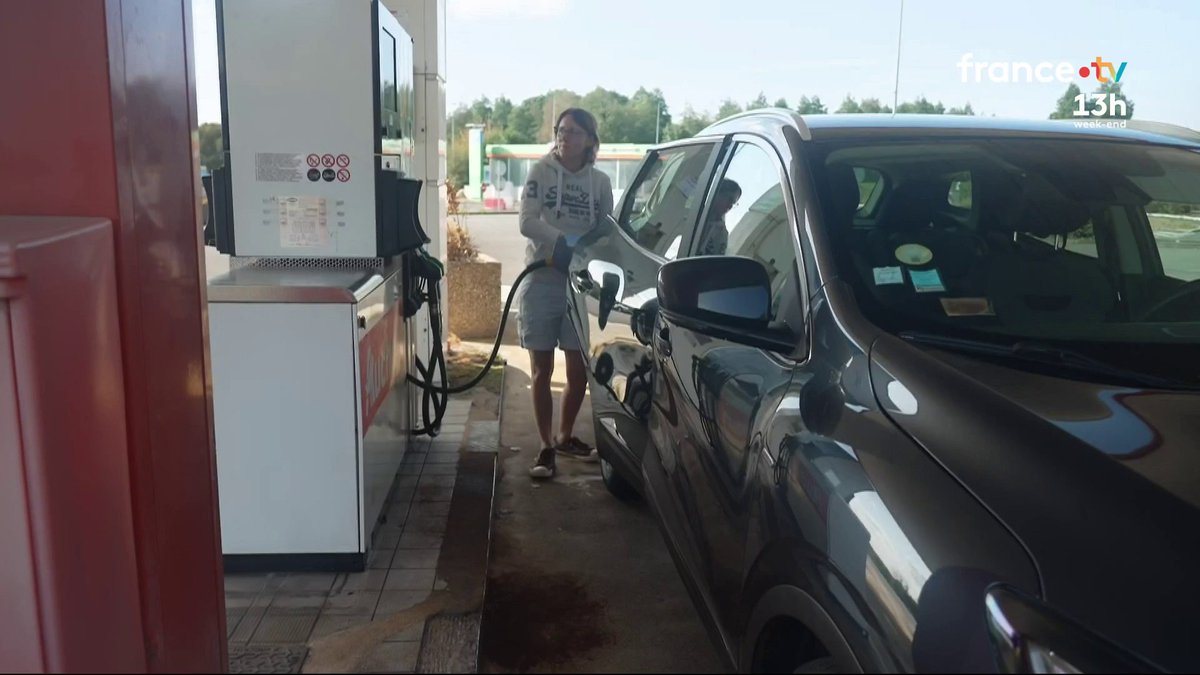 🔴 🛢A quelques jours de la rentrée et alors que beaucoup sont encore sur la route des vacances, les prix grimpent de nouveau à la pompe : 2,24€/L pour le diesel, plus de 2€/L pour le SP98. Chaque plein alourdit encore un peu plus la facture du voyage. #JT13H