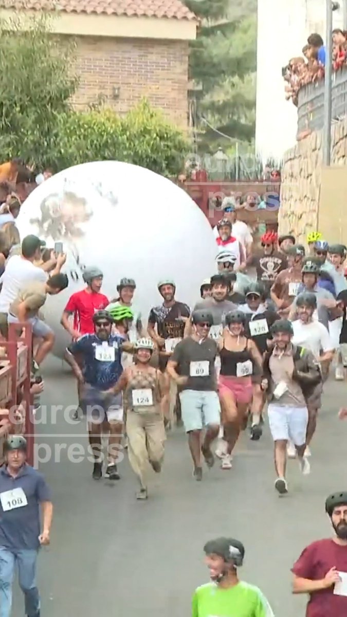 El ‘boloencierro’ vuelve a rodar por las calles de Mataelpino (Madrid), una alternativa a los tradicionales encierros que sustituye los toros por una gran bola de más de 3 metros de diámetro