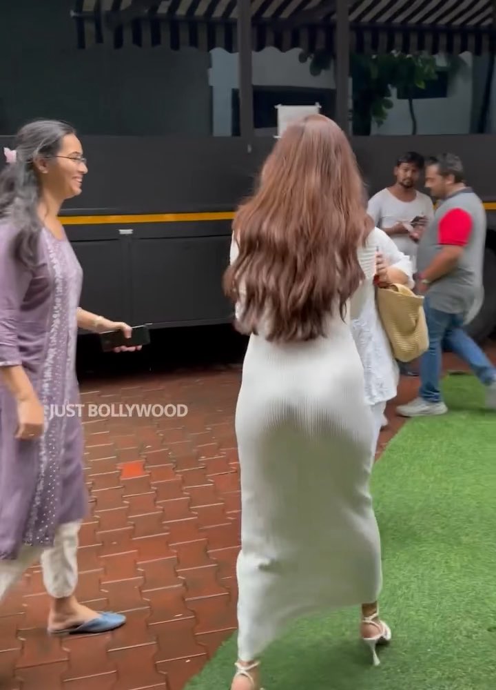 Malavika turning around like she knows the camera is still watching ๐ฅ๐ Malavika Mohanan turn aagumbodhu kooda camera ava mela dhaan focus ๐