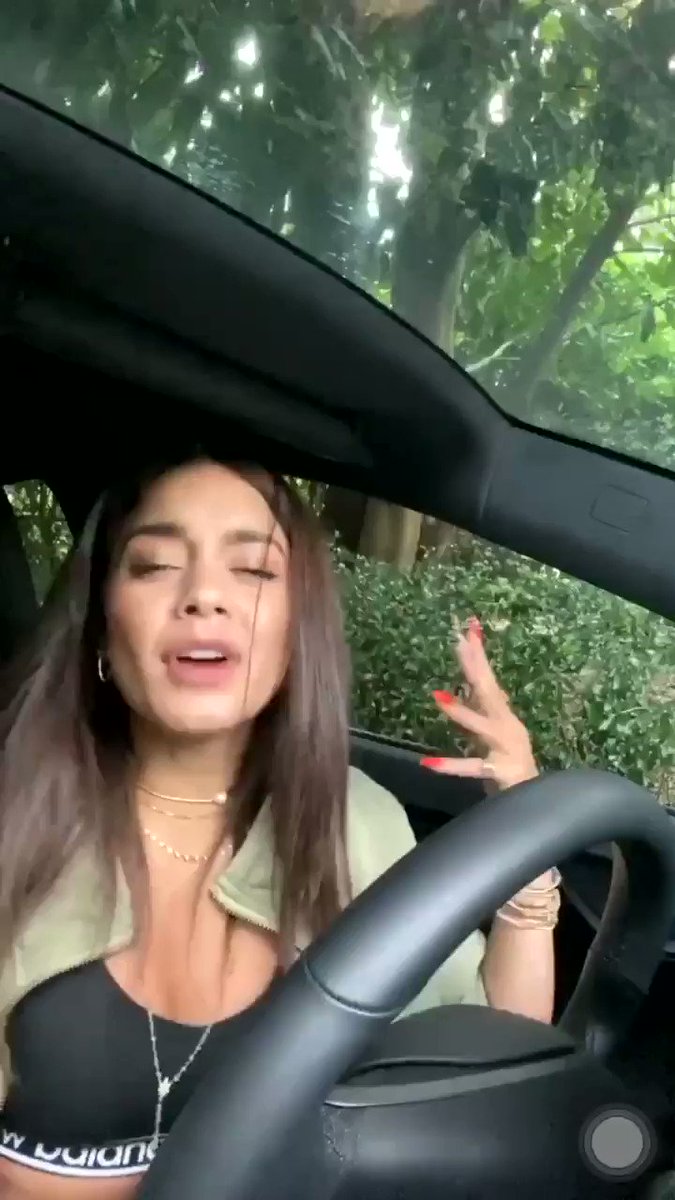 Vanessa Hudgens cantando Breaking Free Esse dia eu surtei tanto