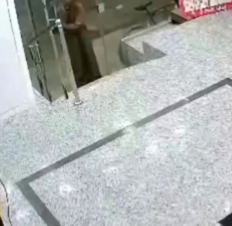 رجل كبير في السن دخل صيدلية في مصر وسأل عن دواء معيّن لكن الصيدلي أخبره أن هذا العلاج غير متوفر، المسن أعطى ظهره للصيدلي ثم تشقلب على الأرض في حركة بهلوانية غريبة. قال الصيدلي بأن ما حدث كان أغرب ما شاهده طوال مسيرته العملية.