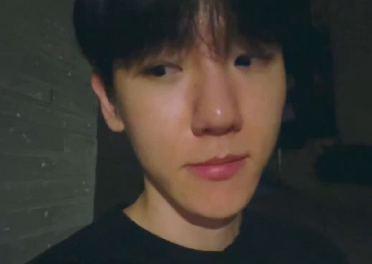 Baekhyun got out of the car because of the poor network connection, just to send the fans goodbye kisses and tell them they’re the only ones he has. He thanked his fans once again for the award.