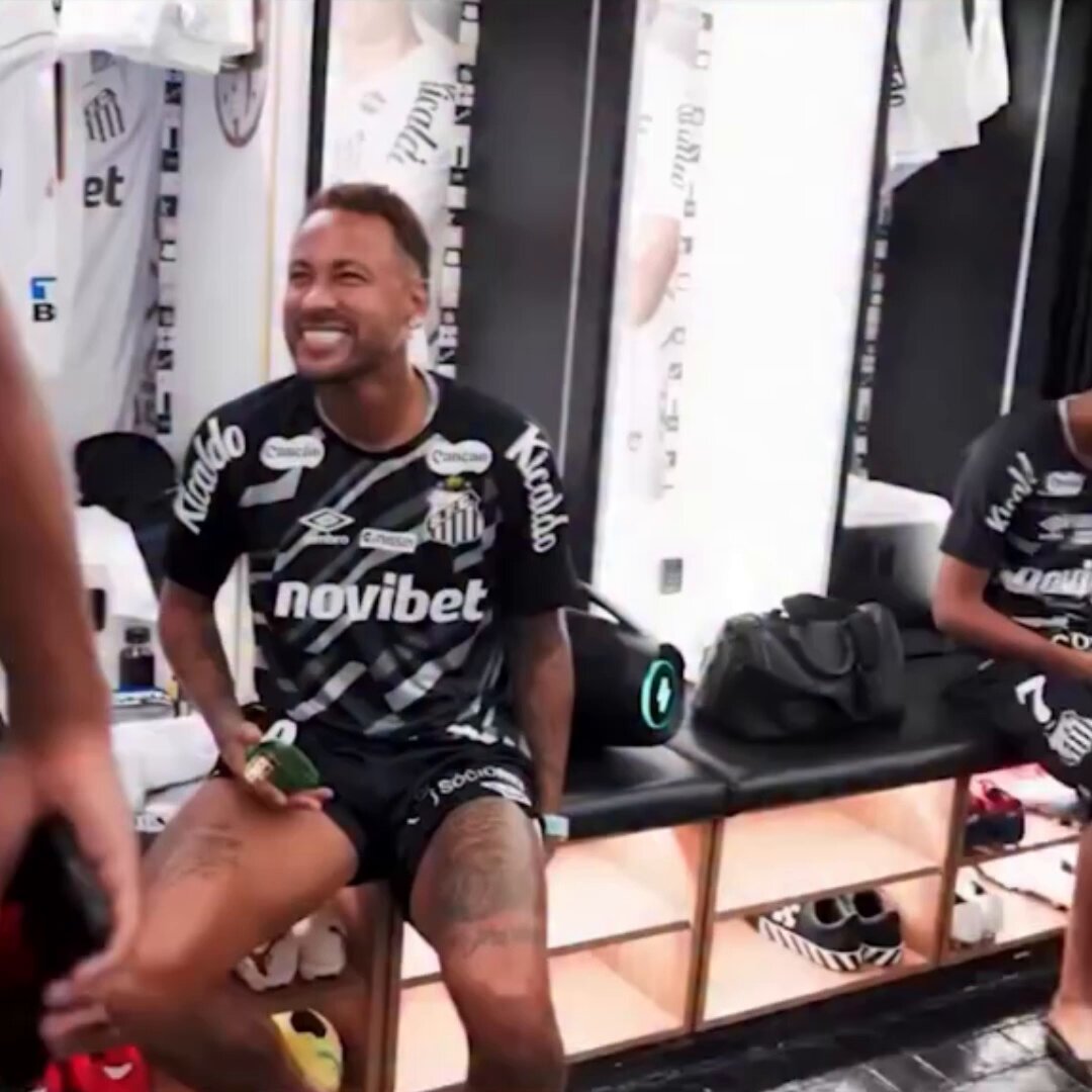🚨 Eski futbolcumuz Luan Peres, Neymar'ın parfümü Creed Wild Vetiver'e hayran kalıyor..