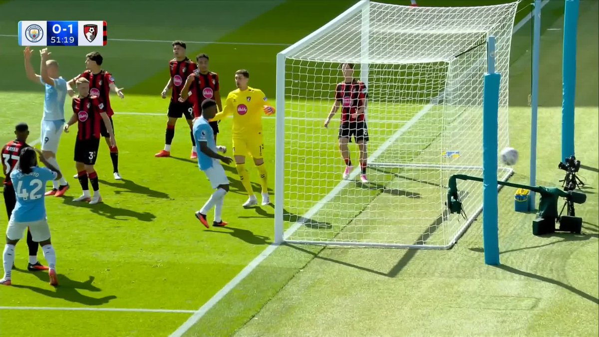 "That is an EXTRAORDINARY miss!" 🫣 Marc Guehi misses a golden opportunity to equalise for Manchester City!