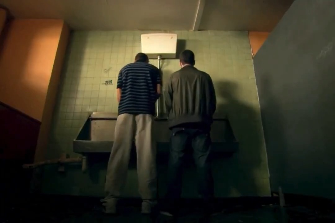 The most awkward bathroom standoff in TV history 😭 One rule broken → total Shameless madness Early seasons were unhinged ASF. 🔥