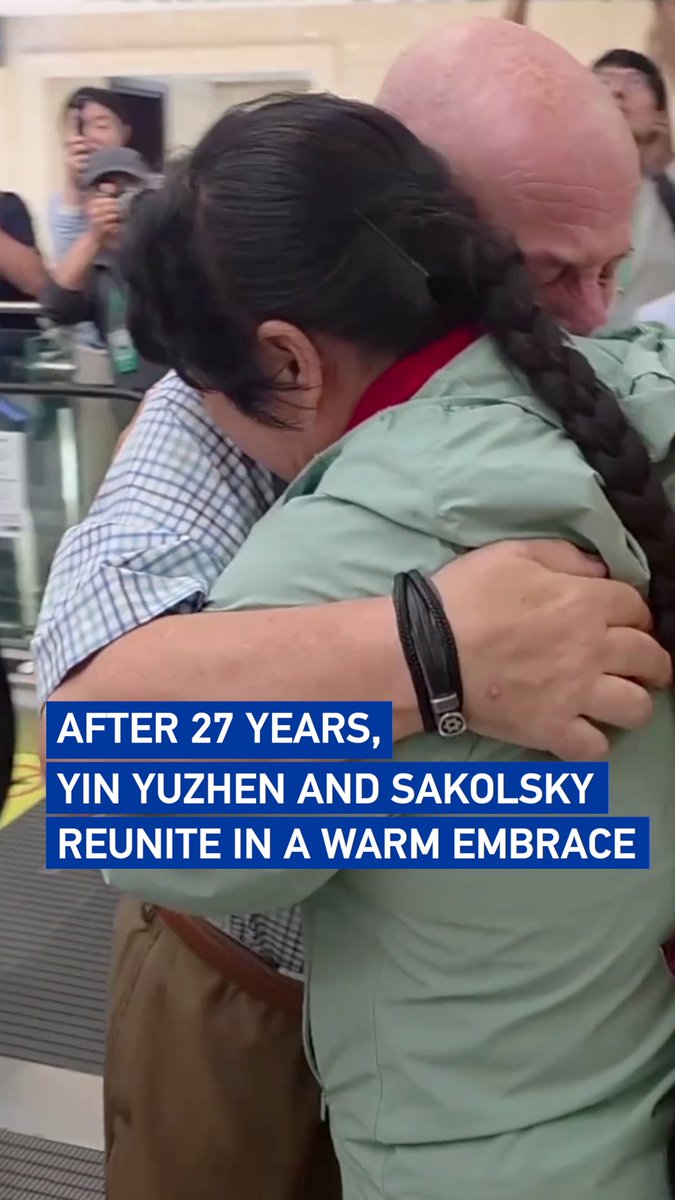 A tearful hug after 27 years. In 1999, American teacher Ronald Sakolsky raised $5,000 to support Yin Yuzhen's efforts to combat desertification in northern China – a gift that has now grown into over 50,000 trees. After decades, the story has welcomed a heartwarming reunion.
