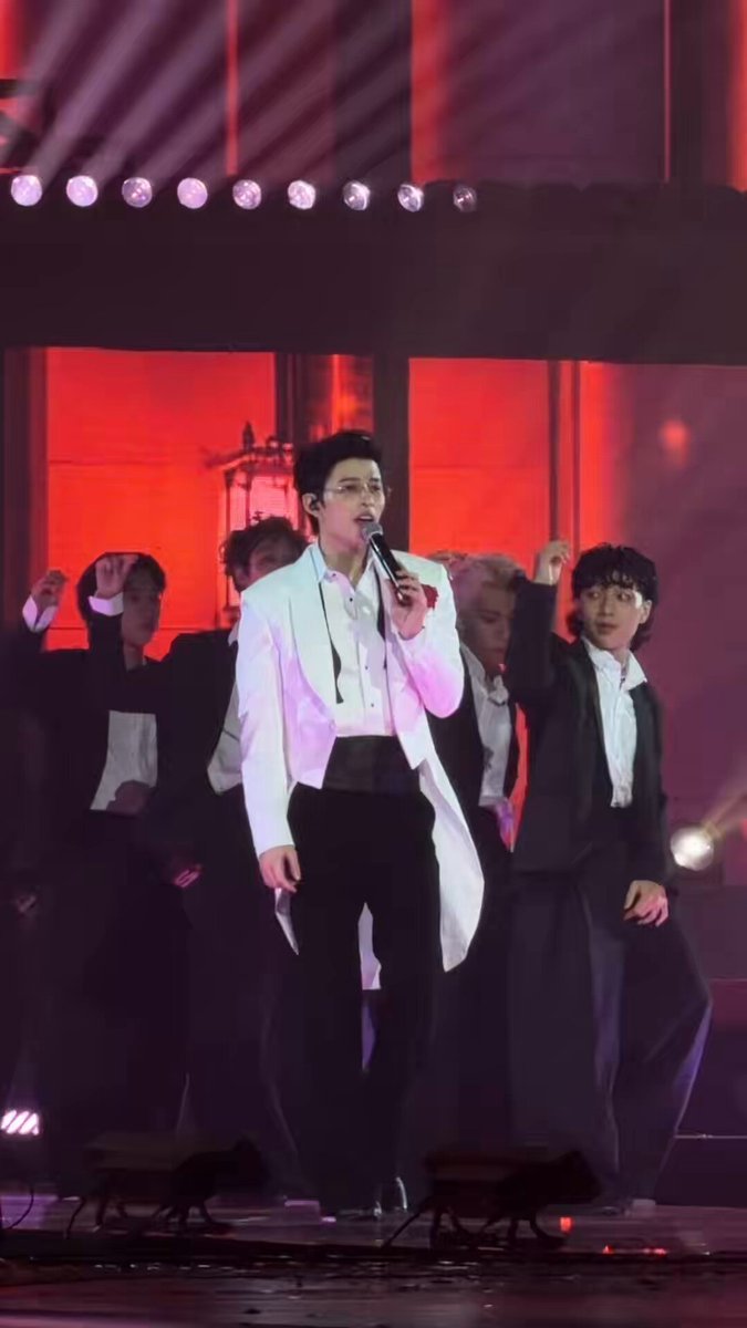 ลุคนี้คือที่สุด หล่ออออออ! 💗#PondPhuwinConcertD3 ppnaravit